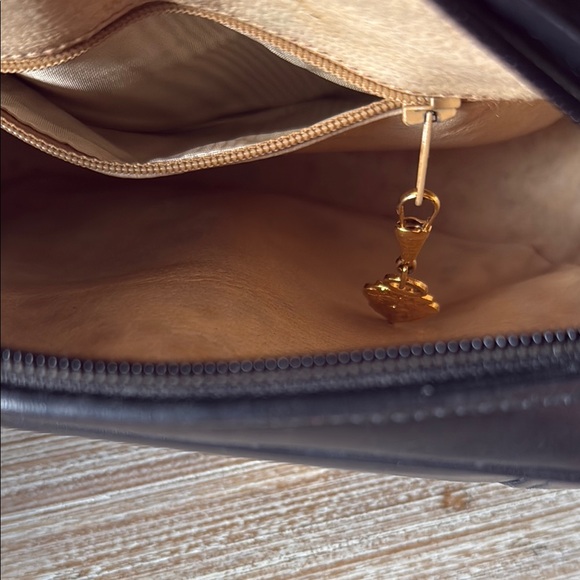 Gucci Black Leather vintage crossbody Bag with Gold-Tone Hardware - Picture 10 of 15